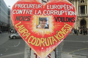 Chipul Laurei Codruţa Kovesi pe pancardele anticorupţie din Franţa
