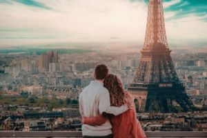 O româncă a murit la Paris, chiar înainte de a fi cerută de soţie. Îi ceruse iubitului cu care se afla în vacanţă să-i facă o poză