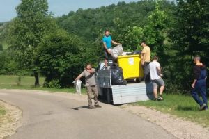 Tineri iubitori de natură: Mai mulţi băieţi din Sălişte de Beiuş au strâns gunoaiele din sat (FOTO)