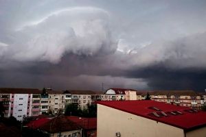 Timişul, iar sub cod galben de ploi torenţiale. Se anunţă vijelii şi grindină până luni
