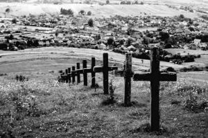 Istoria se repetă: Au trecut 25 de ani de la ritualul păgân al maghiarilor în cimitirul Valea Uzului