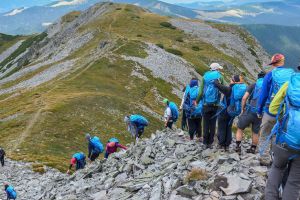„Școala de mers pe munte ” ajunge la „Jos pălăria”
