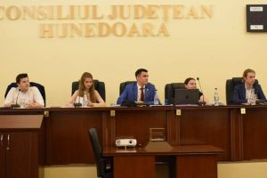 Elevii hunedoreni acuză autorităţile locale şi judeţene de încălcarea legii