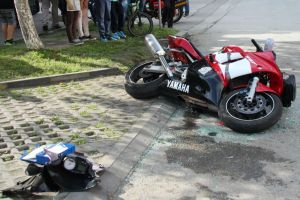 Un motociclist, rănit grav după ce a intrat într-o maşină