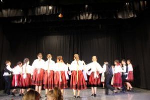 Dansul popular e pe mâini bune: sute de copii din ţară au participat la festivalul de folclor „Izvoare covăsnene”