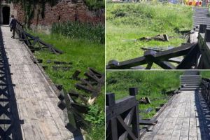 FOTO/ ȘTIREA TA: Încă un pod care face legătura cu Cetatea Alba Carolina a cedat, din cauza degradării lemnului