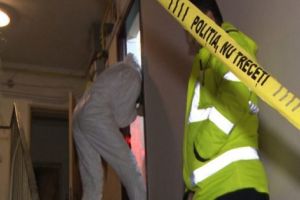 S-A SPÂNZURAT CU CABLUL de TELEFON!