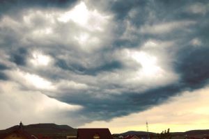 Cod galben de ploi şi vijelii, cod portocaliu de inundaţii în Bistriţa-Năsăud. Unde sunt probleme