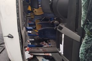 FOTO Accident cu cinci victime! Un microbuz cu 12 pasageri s-a răsturnat