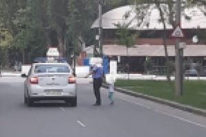 Copil de 5 ani gasit neinsotit si dezorientat in apropierea Parcului Monument. S-a pierdut de mama sa