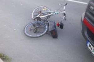 Un biciclist a fost lovit de masina in zona Carrefour  