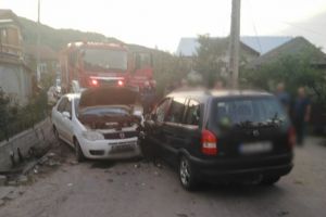 Două autoturisme s-au ciocnit în Dragodăneşti