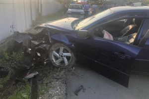 Un autoturism s-a izbit de un cap de pod la Comişani. Șoferul era băut!