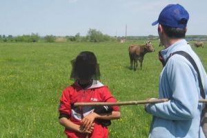 GĂEȘTI: Copil exploatat de tată şi alţi doi bărbaţi