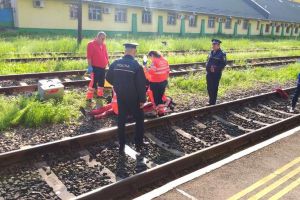 Dublă tragedie în Vaslui! Fiul s-a spânzurat, mama s-a aruncat pe şinele de tren
