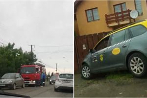 VIDEO. Accident cu trei maşini şi cinci persoane, în Păuleşti. O maşină a ajuns într-un stâlp