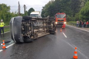 VIDEO: Cod roşu de intervenţie după un accident grav pe DN7 – Microbuz acroşat de remorca unui TIR