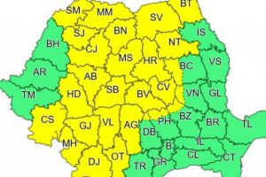 Cod galben de furtuni în Suceava şi alte 26 de judeţe, până marţi dimineaţă