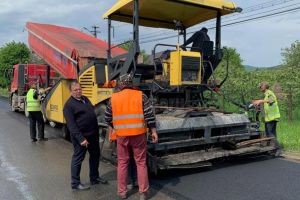 Flutur anunţă că se lucrează intens la reabilitarea şi modernizarea drumurilor judeţene