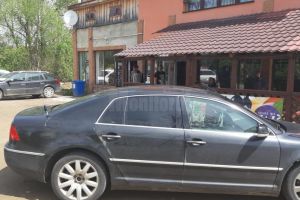 Autoturism marca VW Phaeton, burduşit cu ţigări de contrabandă. ...