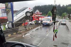 A sfidat gravitaţia şi a rămas suspendat cu maşina între două parapete de protecţie