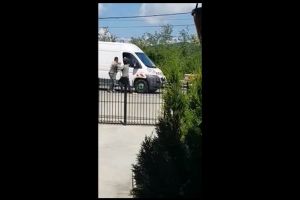 Bătaie cu parul în trafic, la Bujoreni, în Vâlcea. Geamuri sparte, lovituri teribile, nimeni nu se bagă