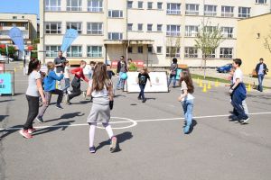 Elevii clujeni, invitaţi la mişcare prin programul „Fugi în curtea şcolii”