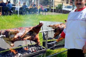 FOTO, VIDEO: Berbecuţi la proţap, pregătiţi de Demény Zoltán la Reghin