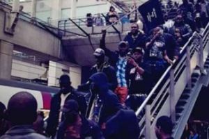 500 de imigranţi au invadat Aeroportul Roissy: Franţa nu este pentru francezi! Toată Africa are dreptul să fie aici! Video în articol