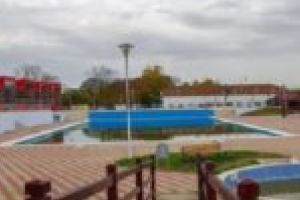 Inaugurare pentru vizitare! Ștrandul din Lugoj se deschide electoral, doar pentru plimbări pe marginea bazinelor