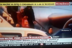 Ce avea fostul primar al municipiului Constanta, Radu Mazare in mana la coborarea din avion pe Aeroportul Otopeni