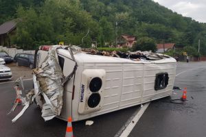 Planul rosu de interventie activat pe DN7 dupa un grav accident rutier. Un microbuz de calatori s-a rasturnat (galerie foto)