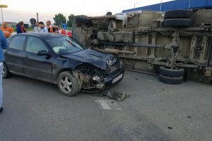 FOTO Accident pe DN28! Coliziune între o autoutilitară şi un autoturism