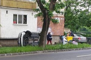 Maşină răsturnată în urma unui accident de circulaţie, la Timişoara