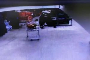 Imagini şocante de la Moreni! Paznic bătut crunt de un hoţ