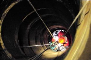 Caz şocant în Neamţ! O femeie a căzut într-o fântână de 25 de metri adâncime!