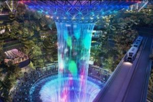 Jewel, aeroportul cu pădure tropicală şi grădină zoo. Un oraş acoperit de sticlă şi dotat cu cascadă interioară
