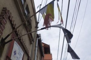 Luduş: Arborarea Drapelului Naţional, între obligaţie şi bun simţ