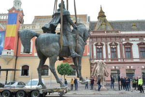 Minciunile şi statuia