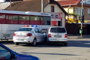 Maşină de poliţie în misiune, implicată într-o tamponare în Burdujeni