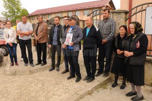 Protest al familiei femeii ucise de preotul băut, în faţa şcolii din Cajvana unde acesta predă