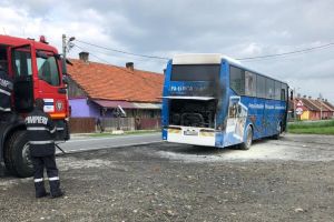 FOTO Incendiu de autocar pe Valea Oltului – Aproape de Tălmaciu