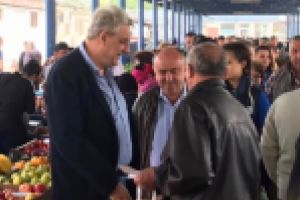 De la semnatura, la fapte. Primarul PSD din Ianca face campanie cu Mihai Tudose prin pietele orasului
