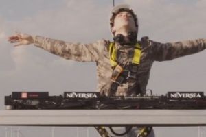 EXPERIENTA in premiera la nivel mondial: Primul DJ care mixeaza de pe o turbina eoliana, la 100 metri inaltime (P)