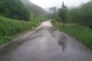 Trafic restrictionat intre Viseu si Bogdan Voda dupa ce paraul Bocicoel s-a revarsat pe carosabil