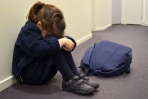 Scandalos! Doi părinţi, care au lăsat un moşneag de 72 de ani să profite de fetiţa lor de 10 ani, răsplătiţi de instanţă cu 22.000 de euro