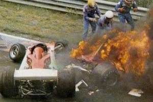 Niki Lauda, omul care a supravieţuit unui episod horror petrecut în Formula 1. Monopostul austriacului a fost înghiţit de flăcări. VIDEO