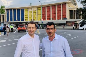 FOTO Siegfried Mureşan a semnat la Braşov pentru campania intitulată „Vrem o gară ca afara”!