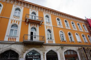 Recapătă culoare! Faţadele palatelor Rimanóczy Kálmán şi Apollo au dezvelite parţial (FOTO)