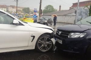 UPDATE FOTO Accident în lanţ pe Coposu – O victimă este încarcerată în maşină